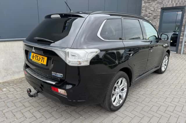 Mitsubishi Outlander (2014) thumbnail 2