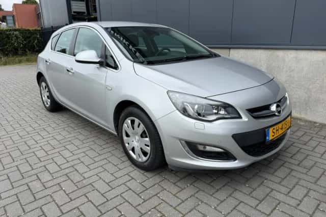 Opel Astra (2012) thumbnail 2