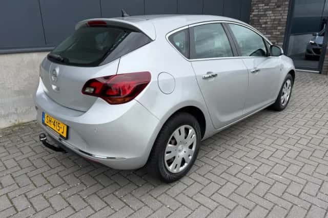 Opel Astra (2012) thumbnail 3