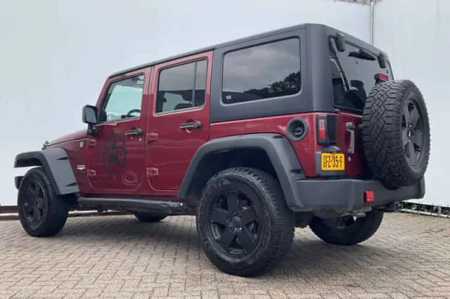 Jeep Wrangler (2011) thumbnail 2