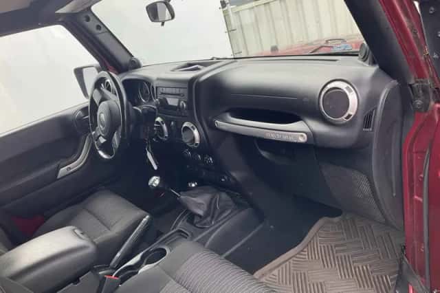 Jeep Wrangler (2011) thumbnail 3