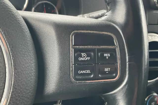 Jeep Wrangler (2011) thumbnail 4