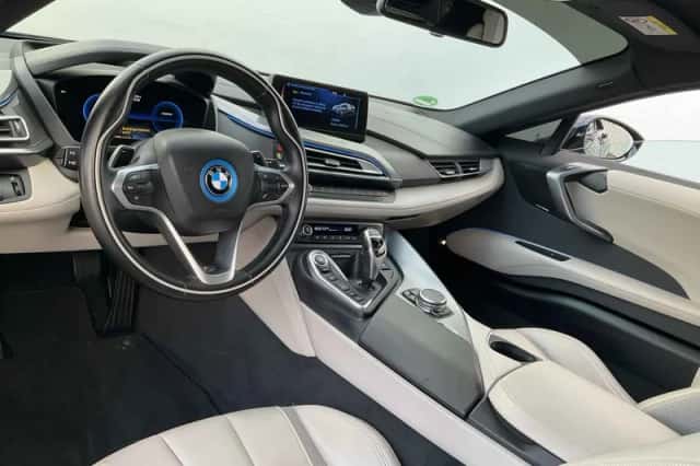 BMW i8 (2015) thumbnail 5