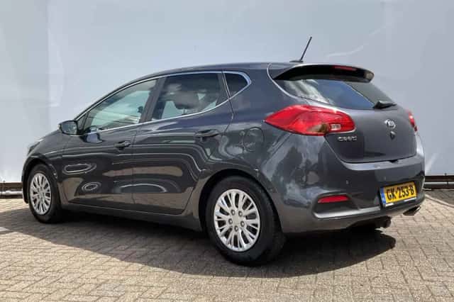 Kia Ceed (2015) thumbnail 2