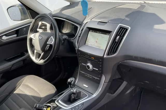 Ford Galaxy (2017) thumbnail 3