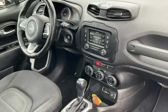Jeep Renegade (2016) thumbnail 3