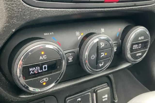 Jeep Renegade (2016) thumbnail 6
