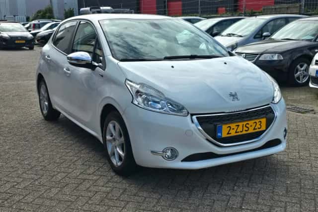 Peugeot 208 (2015) thumbnail 2
