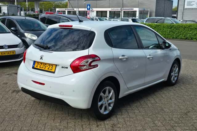 Peugeot 208 (2015) thumbnail 3