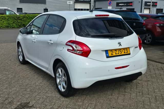 Peugeot 208 (2015) thumbnail 5