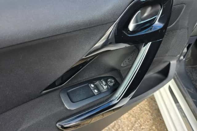 Peugeot 208 (2015) thumbnail 6