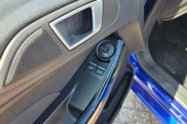 Ford Fiesta (2015) thumbnail 6