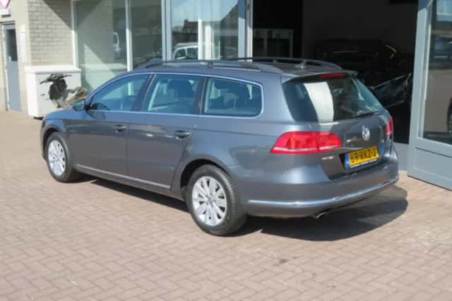 Volkswagen Passat (2011) thumbnail 4