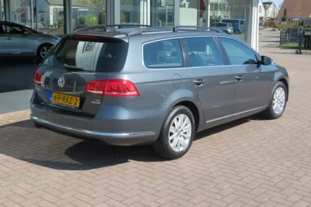 Volkswagen Passat (2011) thumbnail 6