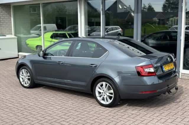 Škoda Octavia (2019) thumbnail 5