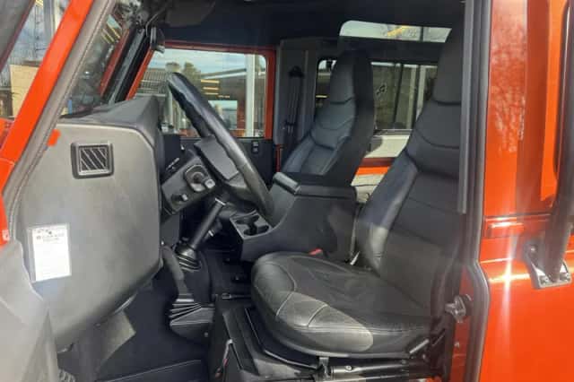 Land Rover Defender (2016) thumbnail 3