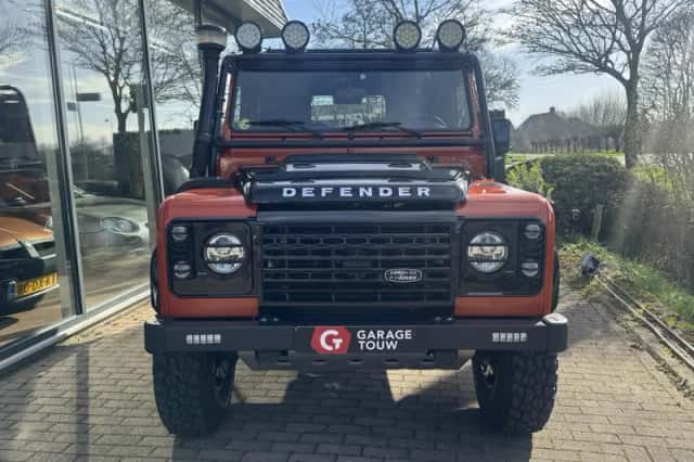 Land Rover Defender (2016) thumbnail 5