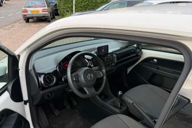 Volkswagen Up! (2012) thumbnail 6