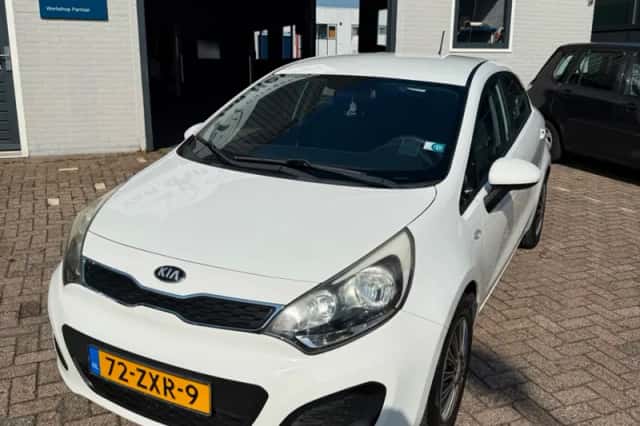 Kia Rio (2013) thumbnail 2