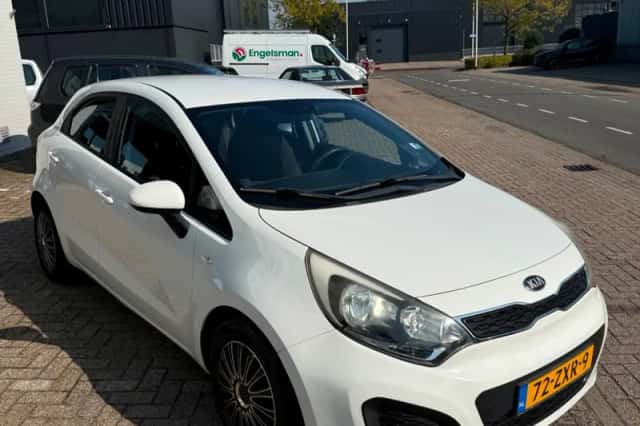 Kia Rio (2013) thumbnail 3