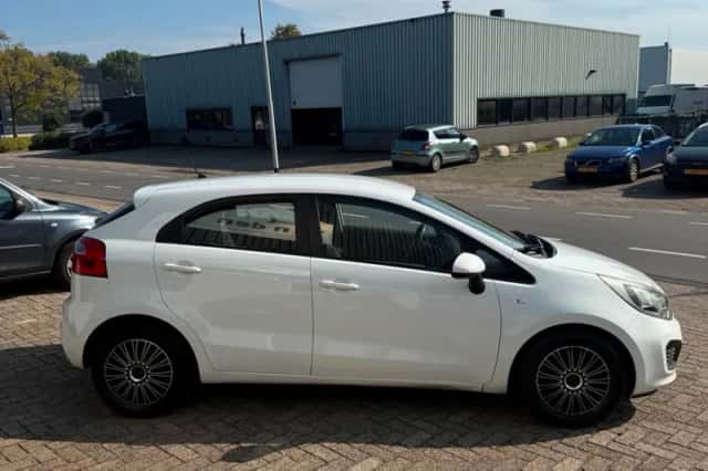 Kia Rio (2013) thumbnail 4