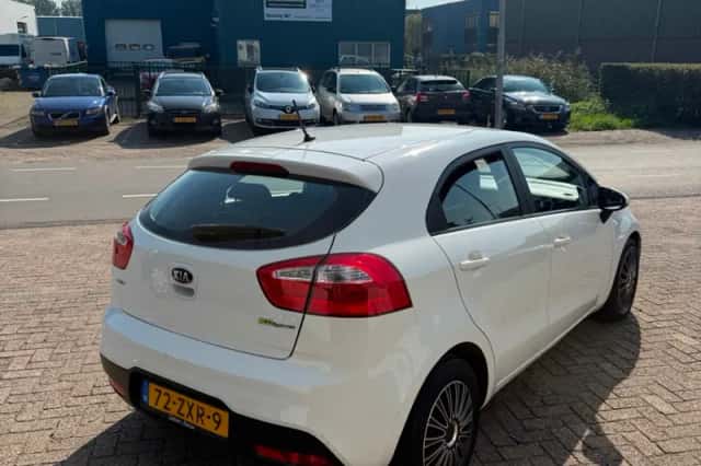Kia Rio (2013) thumbnail 5