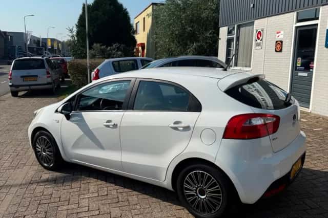 Kia Rio (2013) thumbnail 6
