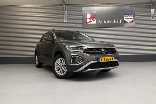 Volkswagen T-Roc (2023) thumbnail 3
