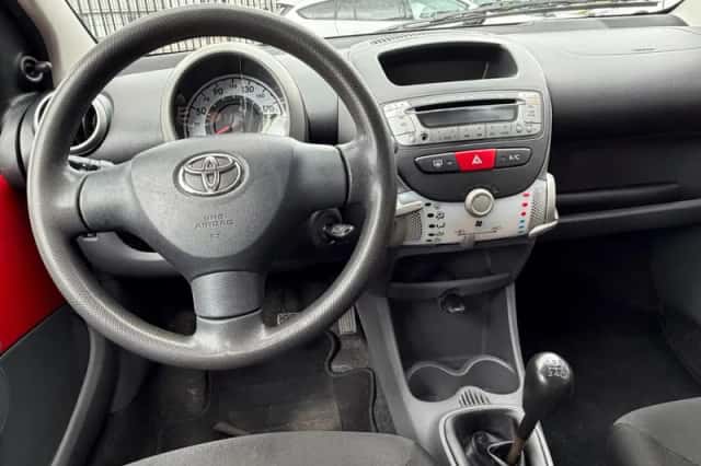 Toyota Aygo (2010) thumbnail 2