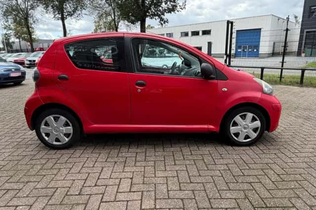 Toyota Aygo (2010) thumbnail 4