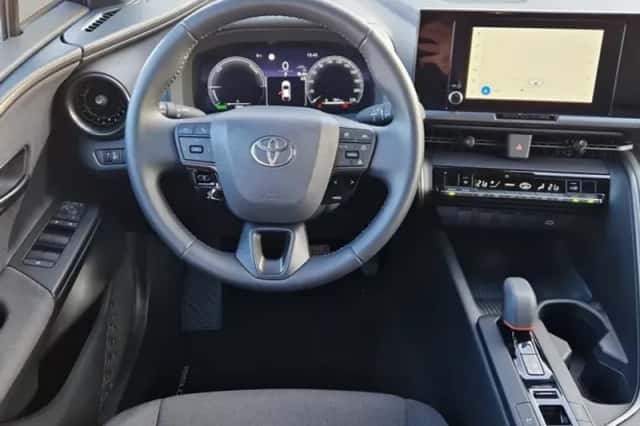 Toyota C-HR (2024) thumbnail 2