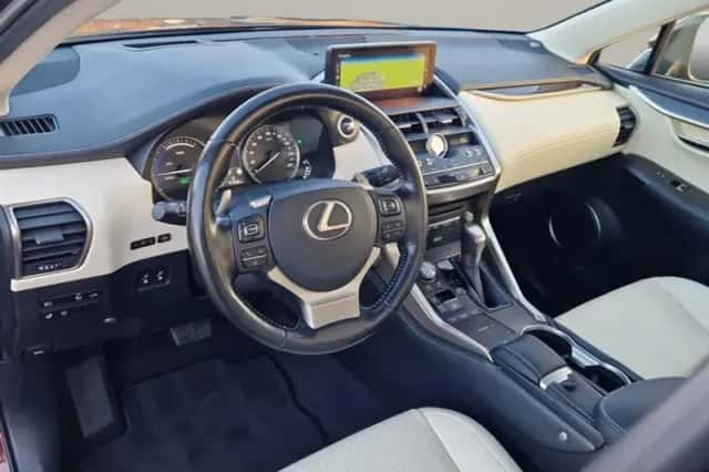 Lexus NX (2020) thumbnail 2