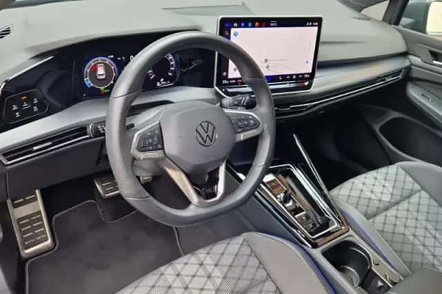 Volkswagen Golf (2025) thumbnail 2