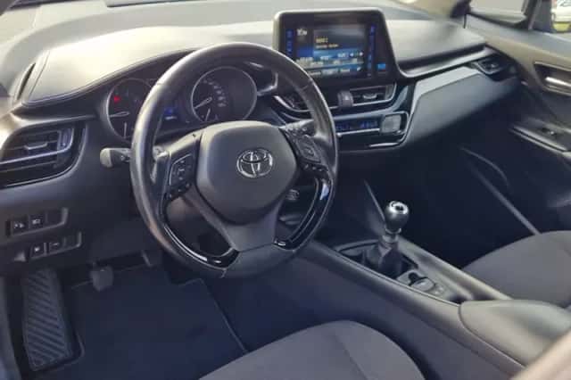 Toyota C-HR (2017) thumbnail 2