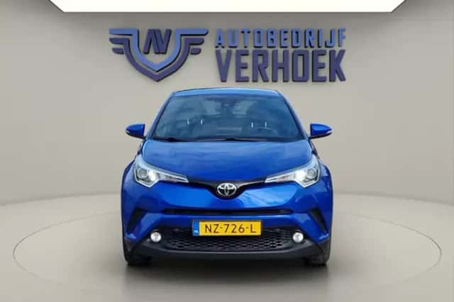 Toyota C-HR (2017) thumbnail 4