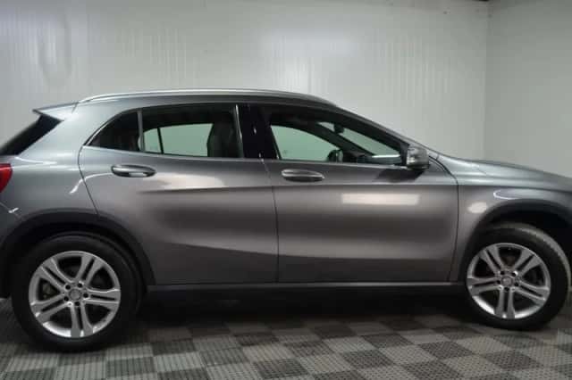 Mercedes-Benz GLA (2015) thumbnail 2