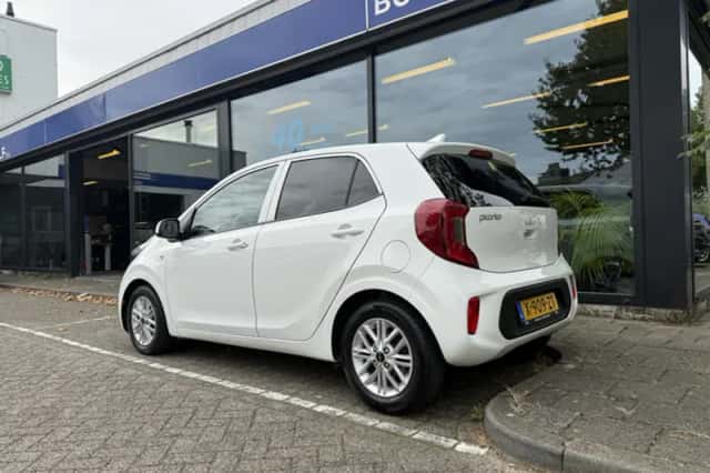 Kia Picanto (2023) thumbnail 4