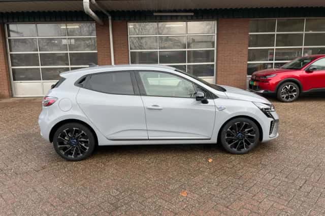Renault Clio (2024) thumbnail 3