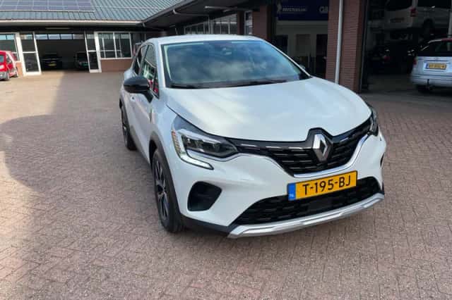 Renault Captur (2023) thumbnail 2