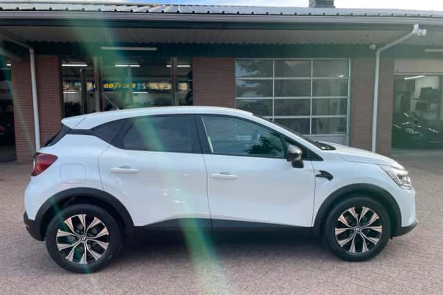 Renault Captur (2023) thumbnail 3