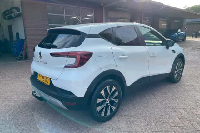 Renault Captur (2023) thumbnail 4
