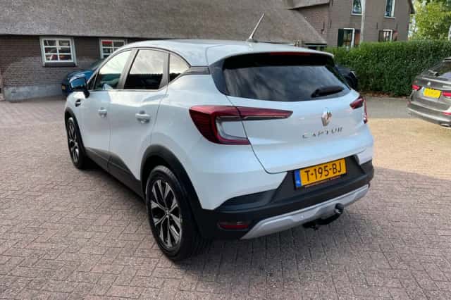 Renault Captur (2023) thumbnail 5
