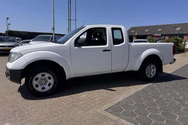 Nissan Navara (2009) thumbnail 2