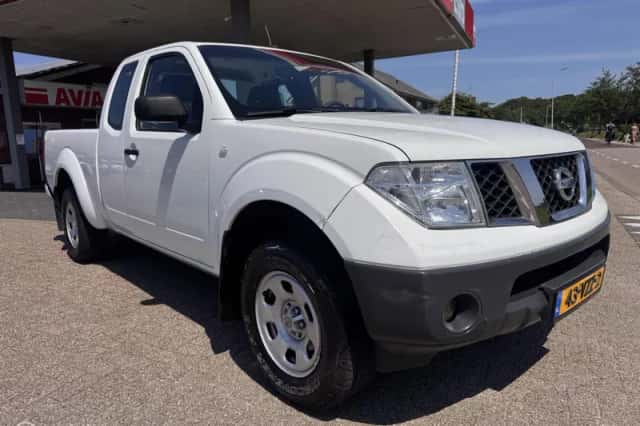 Nissan Navara (2009) thumbnail 3