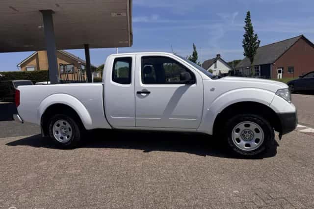 Nissan Navara (2009) thumbnail 4