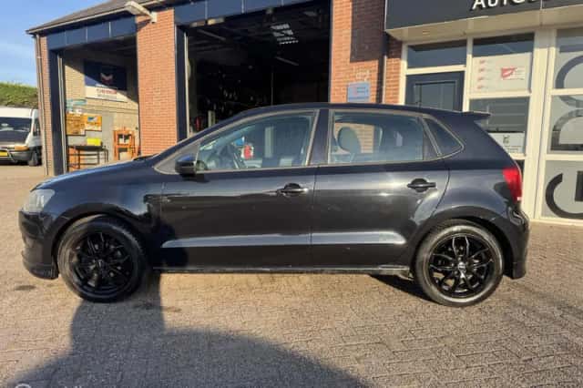 Volkswagen Polo (2011) thumbnail 2