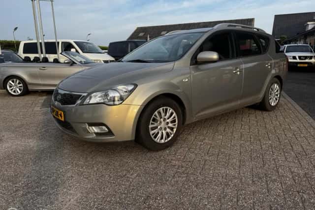 Kia Ceed (2011) thumbnail 1