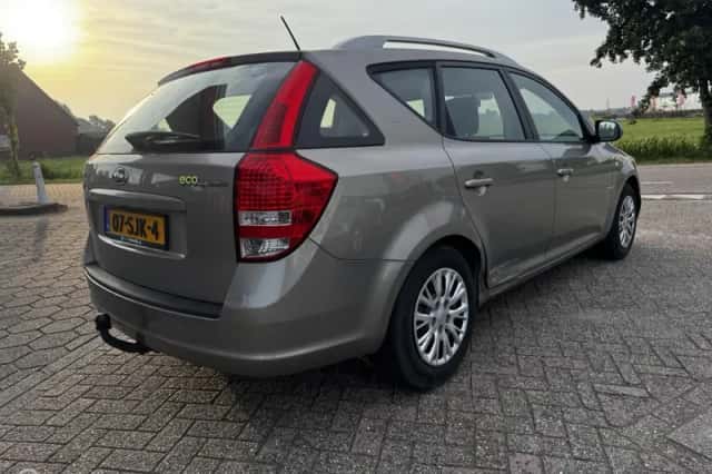 Kia Ceed (2011) thumbnail 4