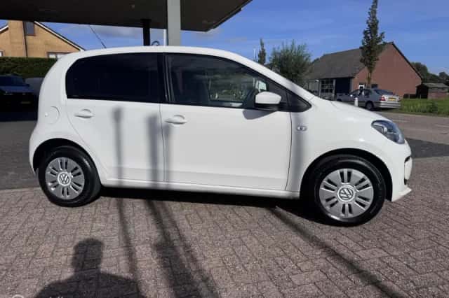Volkswagen Up! (2015) thumbnail 3
