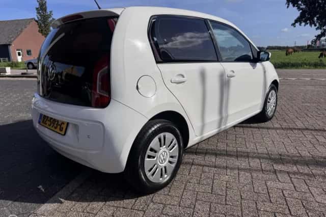 Volkswagen Up! (2015) thumbnail 4